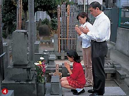 Visita aos túmulos no Shinbun no Hi