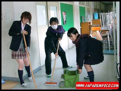 Alunos fazendo a limpeza da escola