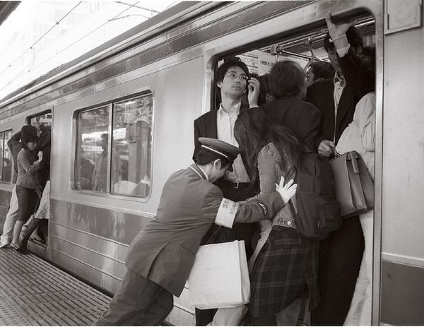 Metrô de Tóquio na hora do rush | Curiosidades do Japão Metrô de Tóquio na hora do rush | Curiosidades do Japão