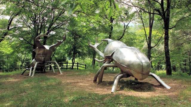 Estátuas de besouros gigantes no Japão