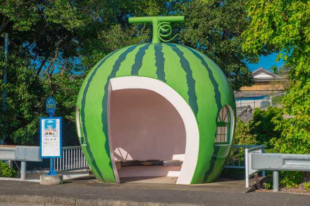 Os curiosos pontos de ônibus em formato de frutas, no distrito de Konagai em Isahaya, Nagasaki 