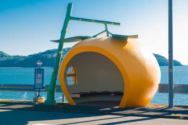 Os curiosos pontos de ônibus em formato de frutas, no distrito de Konagai em Isahaya, Nagasaki 