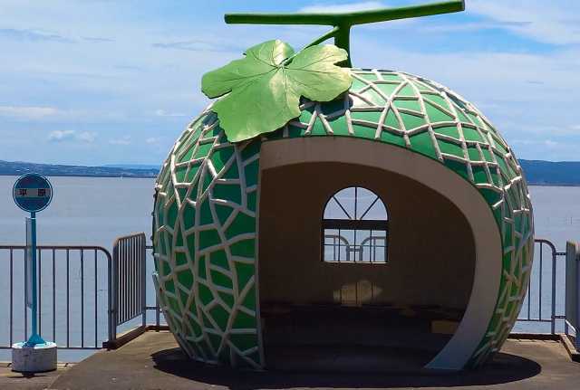 Os curiosos pontos de ônibus em formato de frutas, no distrito de Konagai em Isahaya, Nagasaki 