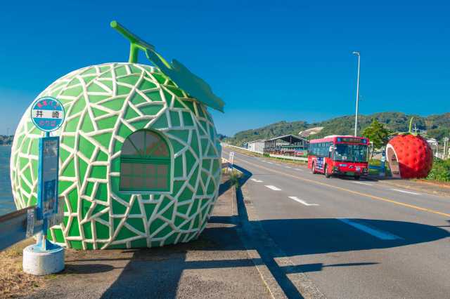 Os curiosos pontos de ônibus em formato de frutas de Isahaya, Nagasaki 