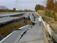 Estrada no Japão destruída pelo terremoto