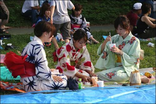 Japonesas vestidas com yutaka (kimono de verão) e fazendo piquenique.