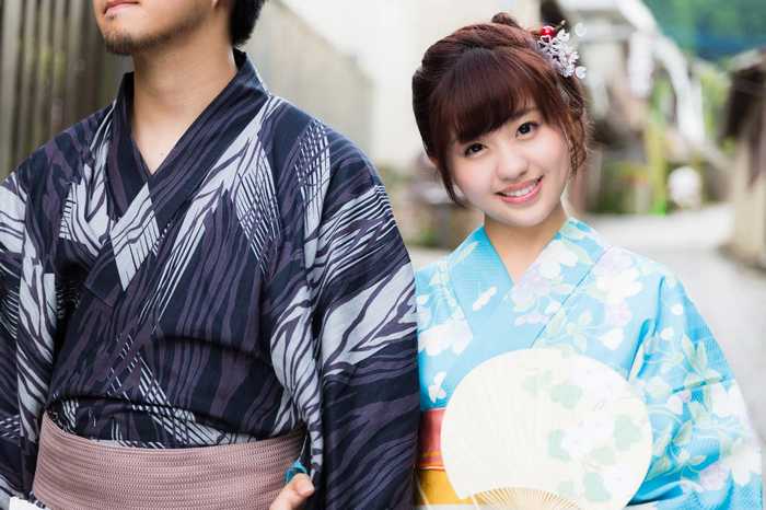 Um casal japonês vestdo de yukata em um festival japonês matsuri