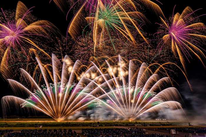 O Japão realiza centenas de festivais de fogos todos os verões, reunindo milhões de espectadores