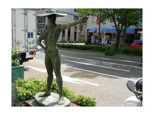 Estátuas nuas nas ruas de Sannomiya