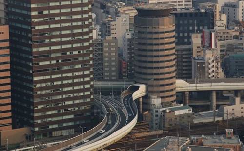Expressway Hanshin e o edifício Gate Tower Building