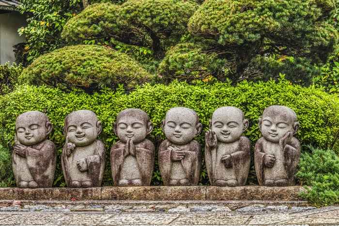  Roku Jizō (“Seis Jizō”). Cada um protege os seres que habitam um dos seis reinos da cosmologia budista
