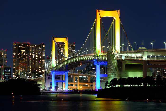 Embora normalmente seja iluminada em branco, a Rainbow Bridge frequentemente recebe iluminações especiais. 