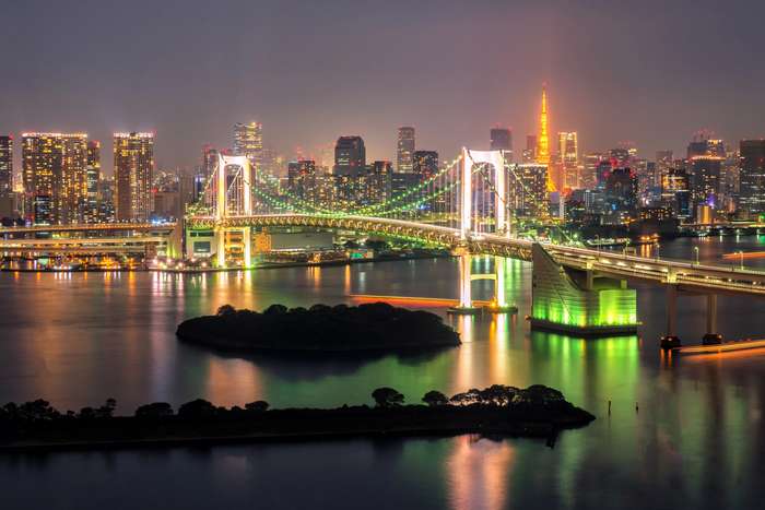 Descubra 15 curiosidades sobre a Rainbow Bridge, a famosa e icônica ponte arco-íris de Tóquio que liga o centro da capital japonesa a ilha artificial de Odaiba. 