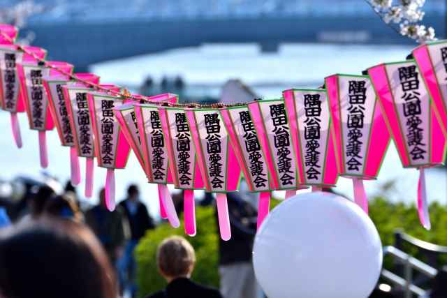 Lanternas Bonbori na margem do rio Sumida, em Tóquio 