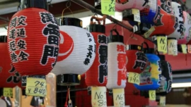 Lanternas japonesas coloridas em Asakusa, Tóquio