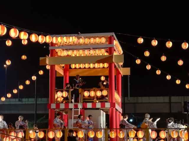 Lanternas no Bon Odori
