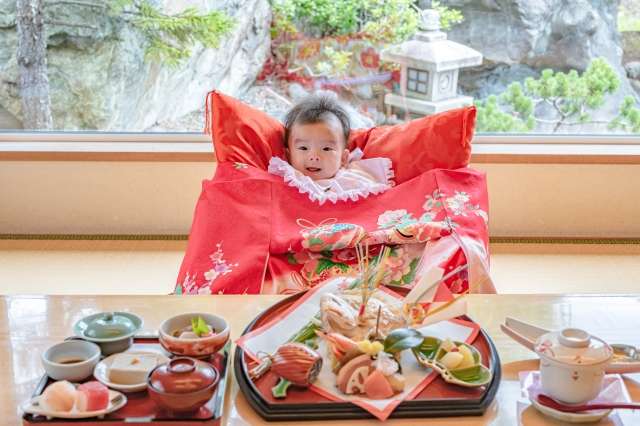 Okuizome, a primeira refeição de um bebê japonês ao completar 100 dias de vida.