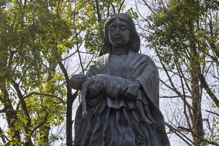 Estátua da mãe e da criança 