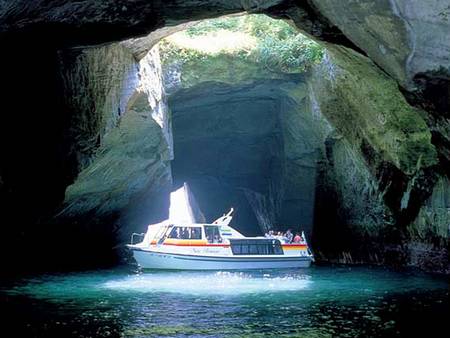 Passeio de barco dentro de grutas e cavernas em Dogashima 