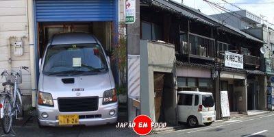 Estacionar carro na garagem no Japão