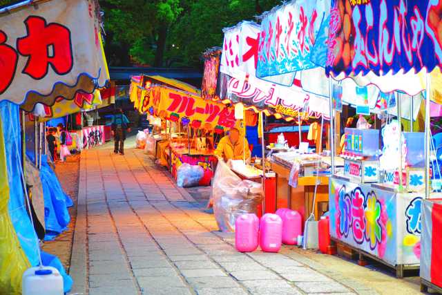 Barraquinhas de comida Yatai nos festivais de verão no Japão.