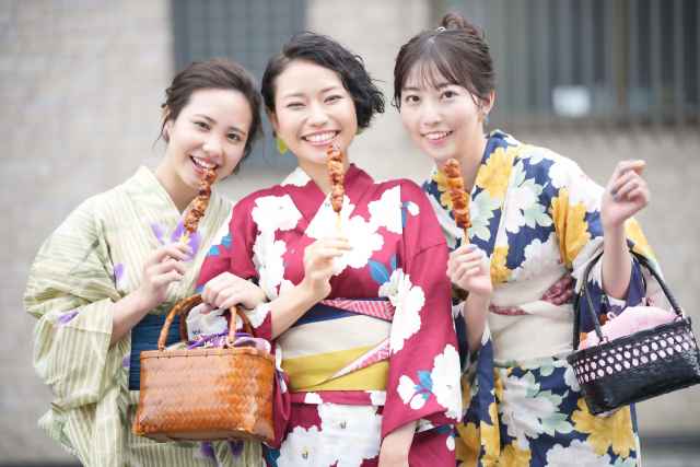 mulheres vestindo yukata