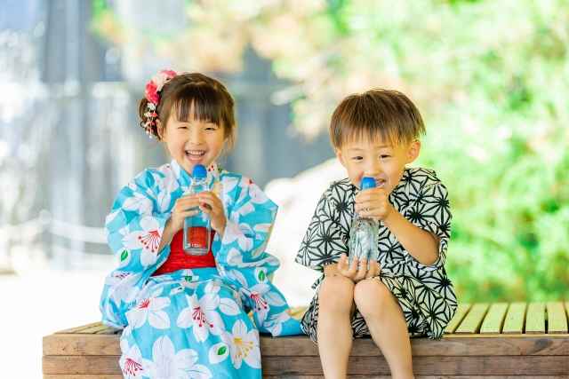crianças usando yukata