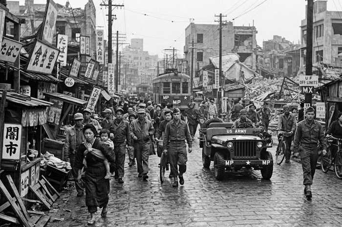 O Japão na década de 40: De uma era militarista e destruição total, à ocupação estrangeira e reconstrução radical
