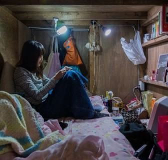 Fotos chocantes de pessoas vivendo em espaços minúsculos no Japão 1
