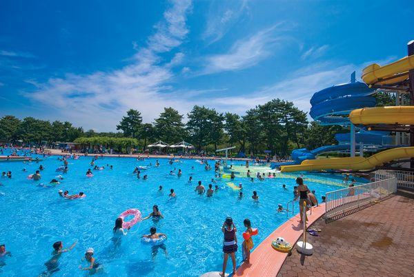 20 piscinas e parques aquáticos para conhecer no Japão
