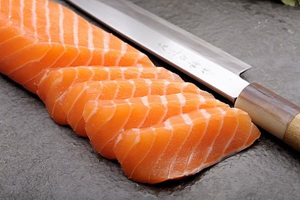 Qual faca devo usar no preparo de sushis e sashimis