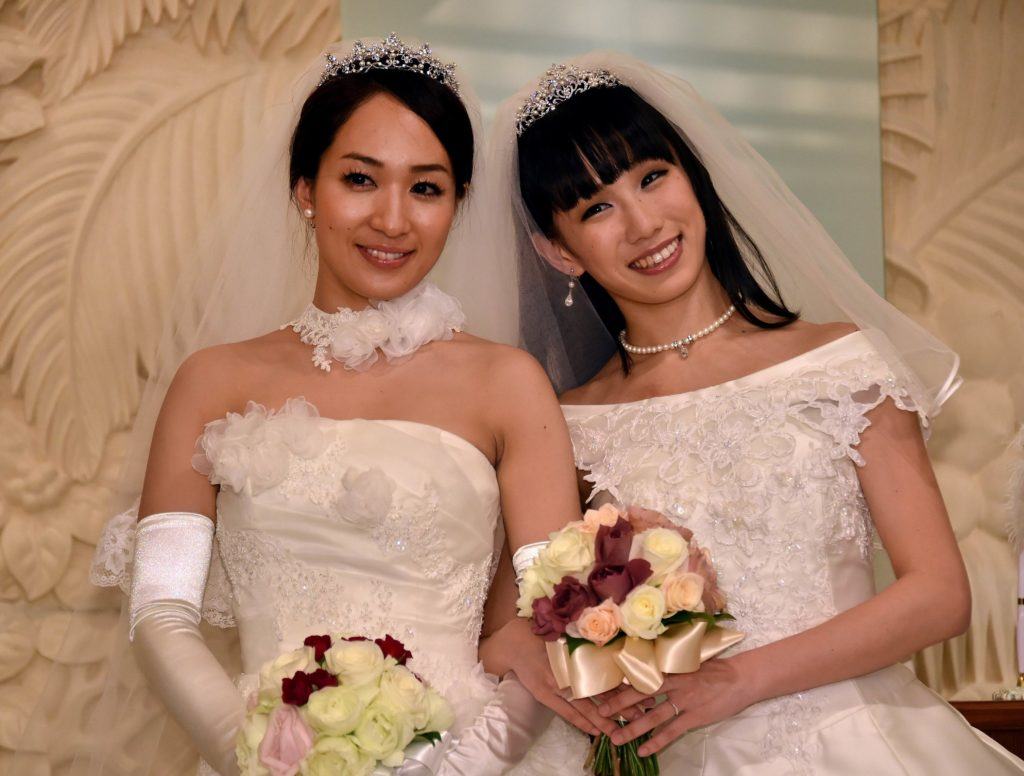 A atriz Akane Sugimori (esquerda) e sua esposa Ayaka Ichinose em seus vestidos de casamento em trajes ocientais