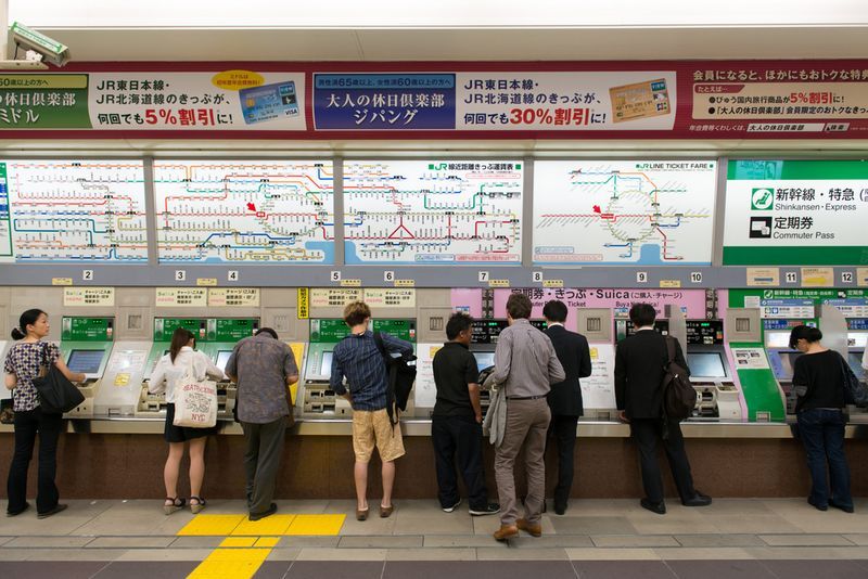 Cinco bilhetes de trem em Tóquio