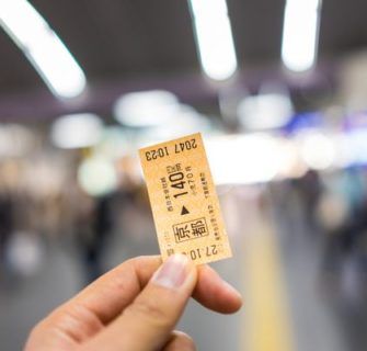 Cinco bilhetes de trem pra você economizar em Tóquio