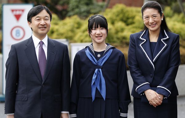 Princesa Aiko e seus pais, príncipe Naruhito e Masako