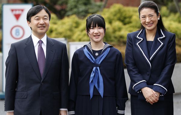 Princesa Aiko e seus pais, príncipe Naruhito e Masako