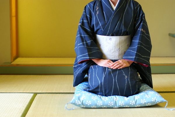 seiza, a maneira tradicional de sentar no Japão