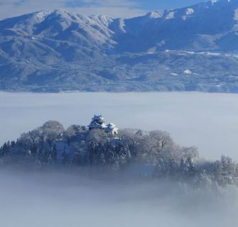 Um castelo entre as nuvens em Ono City, Fukui