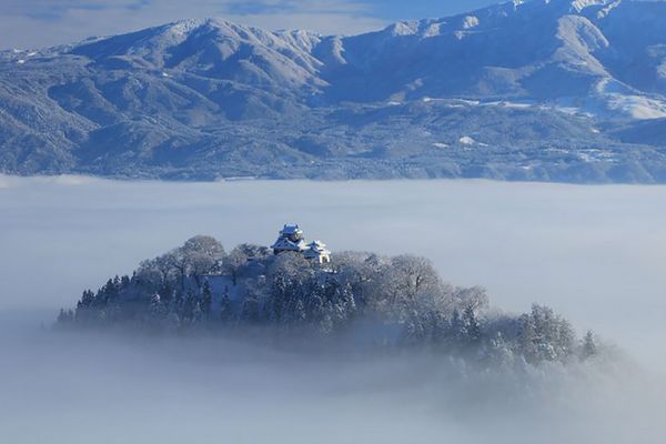 Um castelo entre as nuvens em Ono City, Fukui 