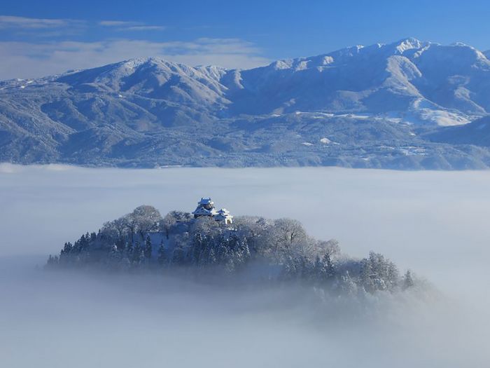 Um castelo entre as nuvens em Ono City, Fukui