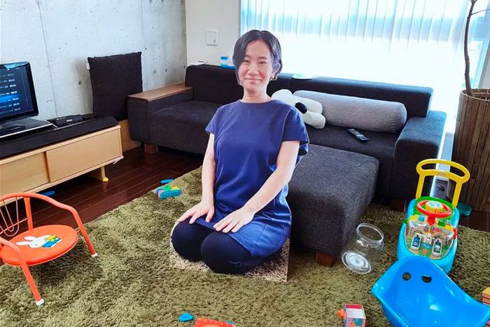 Mãe japonesa cria um clone seu de papelão para lidar com a ansiedade do seu filho na sua ausência