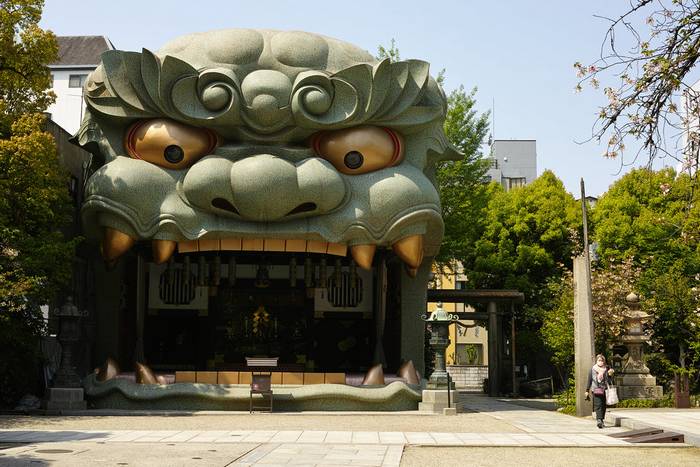 Namba Yasaka Shrine, Osaka. Photo by bethom33