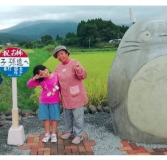 Avós japoneses criam ponto de ônibus Totoro em tamanho real para seus netos