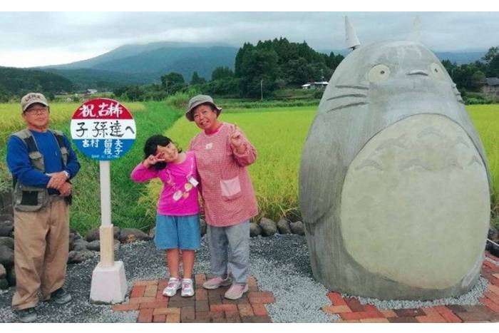 Avós japoneses criam ponto de ônibus Totoro em tamanho real para seus netos