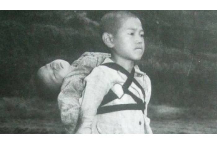 A comovente história por trás da foto desses dois irmãos, tirada em Nagasaki, em 1945