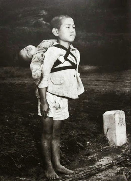 Nagasaki a dilacerante mensagem do menino que carrega nas costas seu irmãozinho morto