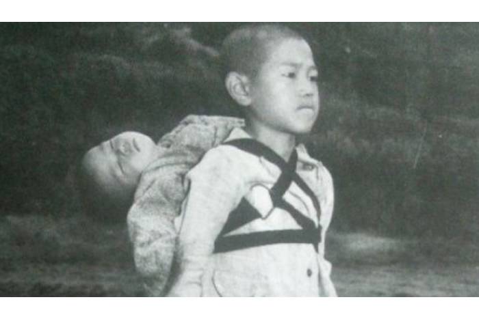 Nagasaki, a dilacerante mensagem do menino que carrega nas costas seu irmãozinho morto