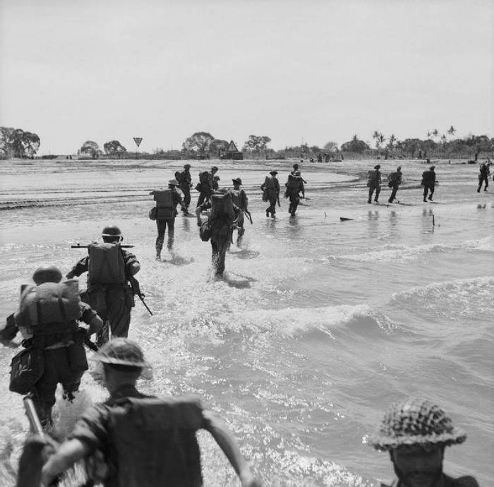 Fuzileiros navais britânicos do Wikimedia Commons que desembarcaram na Ilha Ramree em janeiro de 1945, no início da batalha de seis semanas.