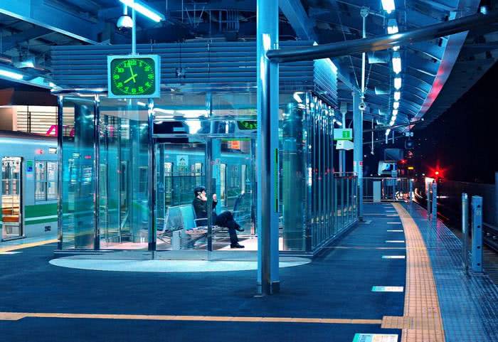 10 fatos surpreendentes sobre o sistema ferroviário do Japão - Luzes azuis para evitar suicídios