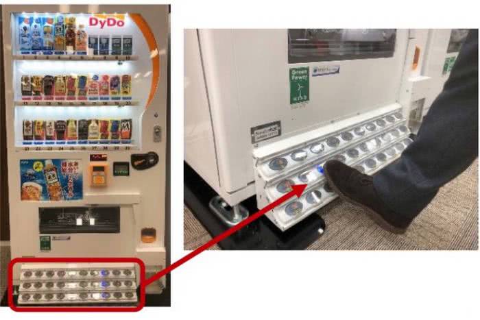 A primeira máquina de venda automática operada com o pé aparece no Japão durante a pandemia